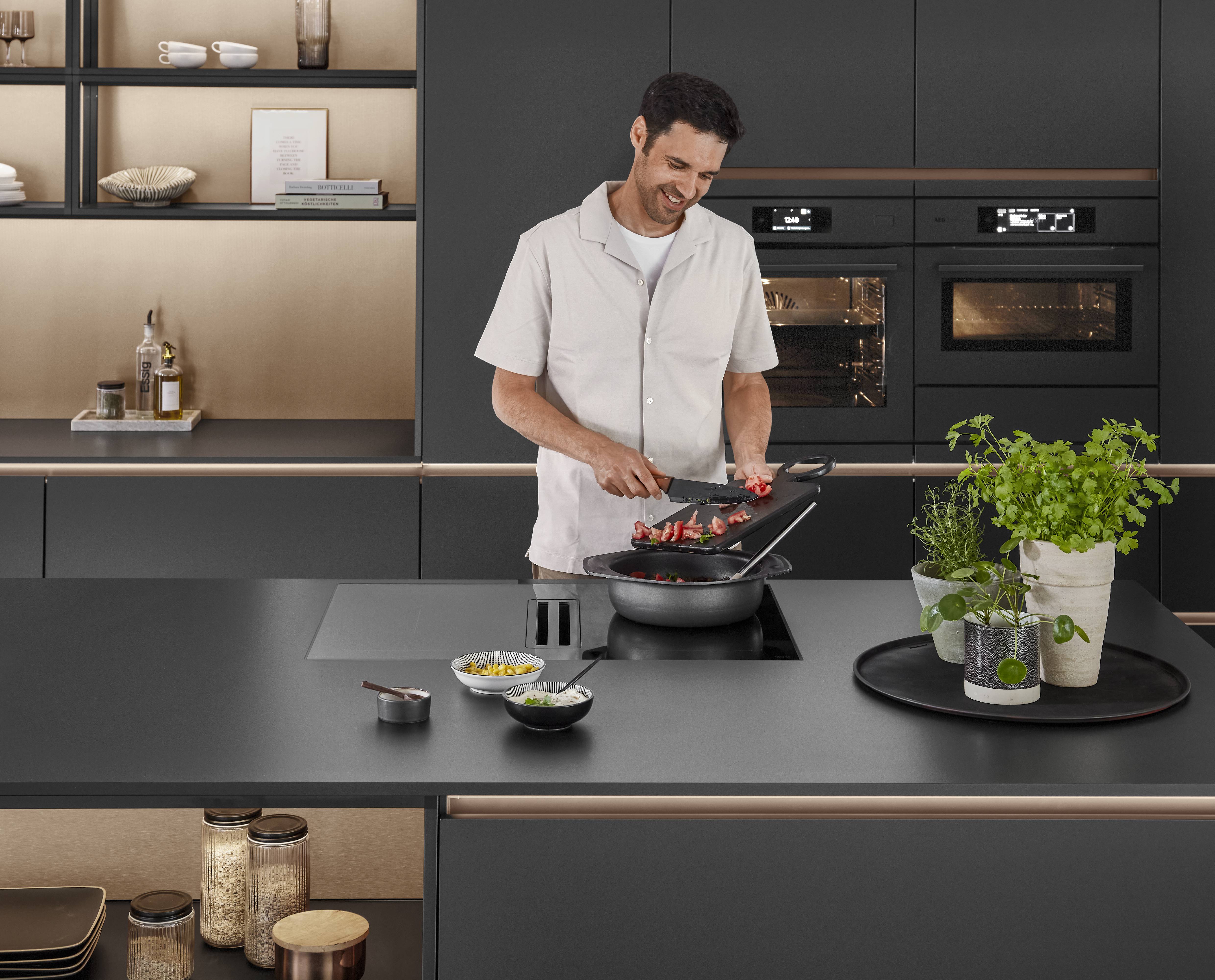 Cuisine noire brillante avec électroménager intégré .jpg Cuisine noire brillante avec électroménager intégré .jpg