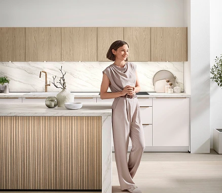 Cuisine blanche laquée avec marbre et îlot Cuisine blanche laquée avec marbre et îlot